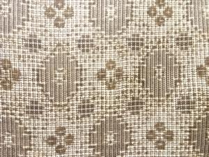 アンティーク　斜め格子に抽象模様織出し本場泥大島紬着物（割り込み絣）